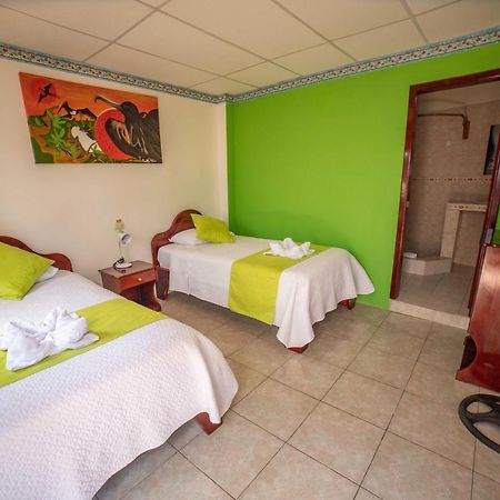 Hostal Gladismar Puerto Villamil Exterior photo