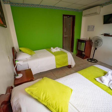 Hostal Gladismar Puerto Villamil Exterior photo