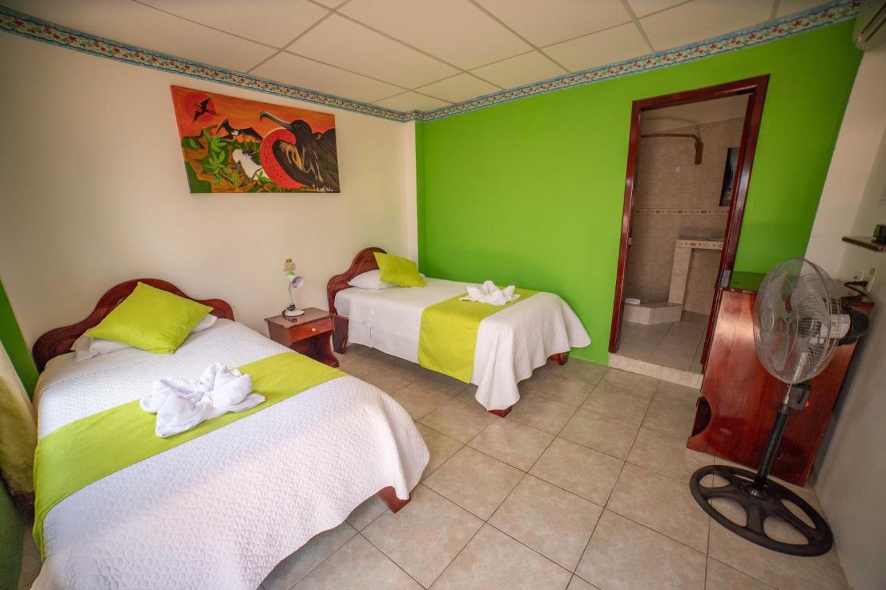 Hostal Gladismar Puerto Villamil Exterior photo