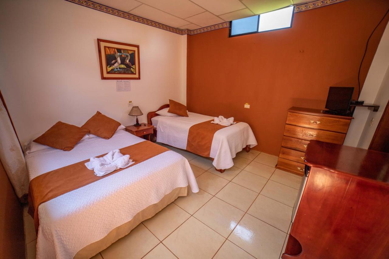 Hostal Gladismar Puerto Villamil Exterior photo