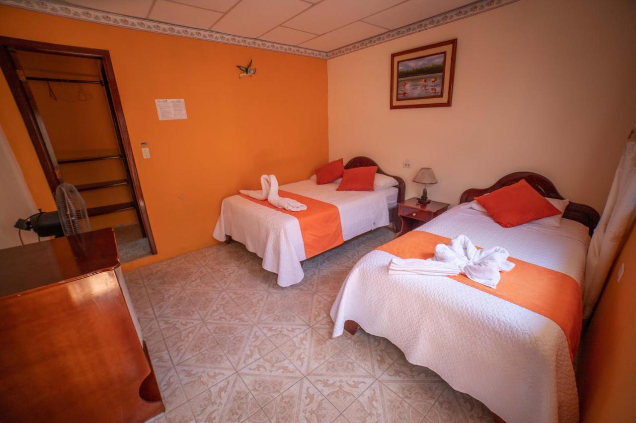 Hostal Gladismar Puerto Villamil Exterior photo