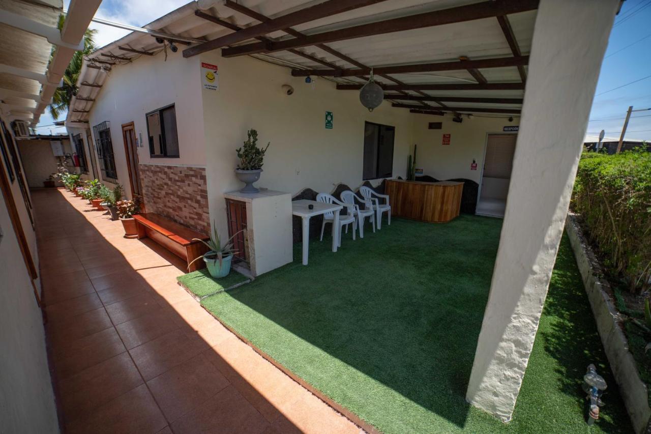 Hostal Gladismar Puerto Villamil Exterior photo
