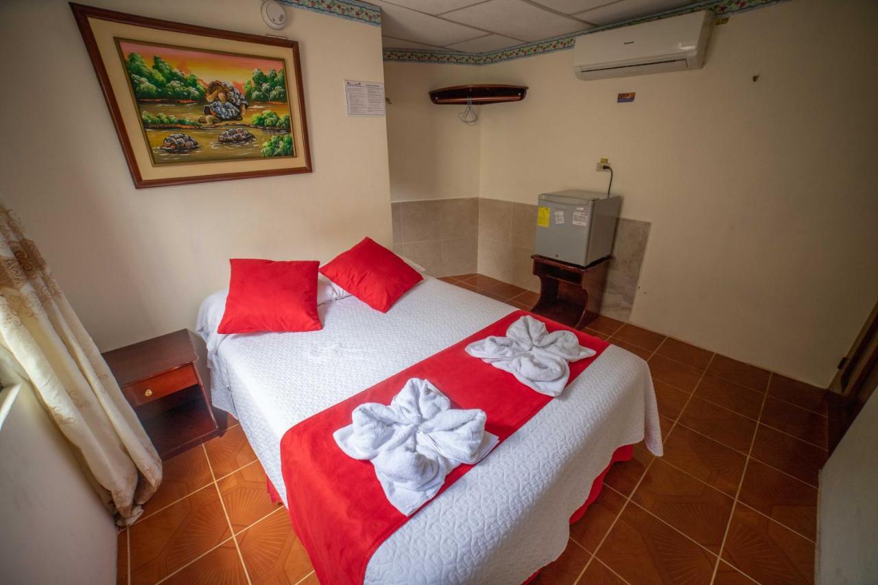Hostal Gladismar Puerto Villamil Exterior photo