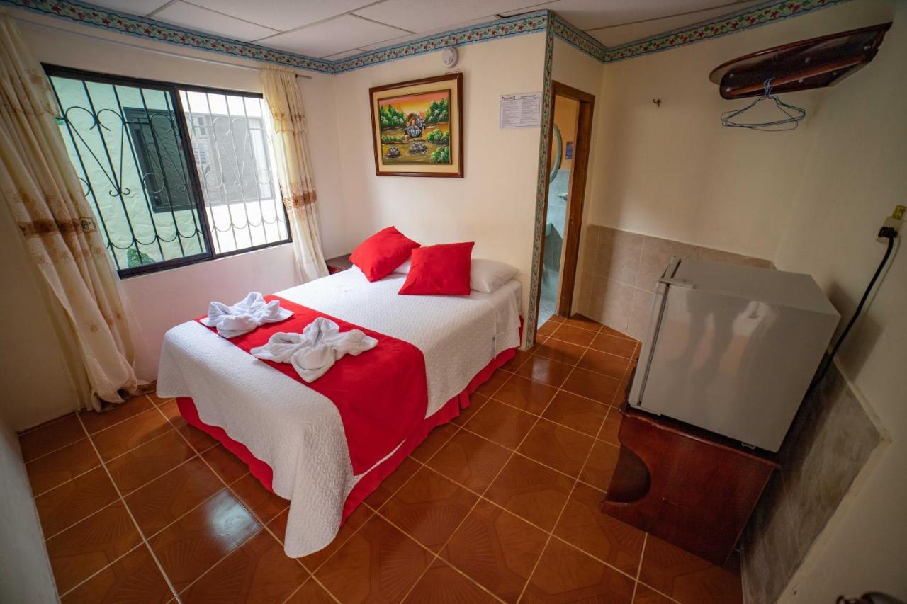 Hostal Gladismar Puerto Villamil Exterior photo